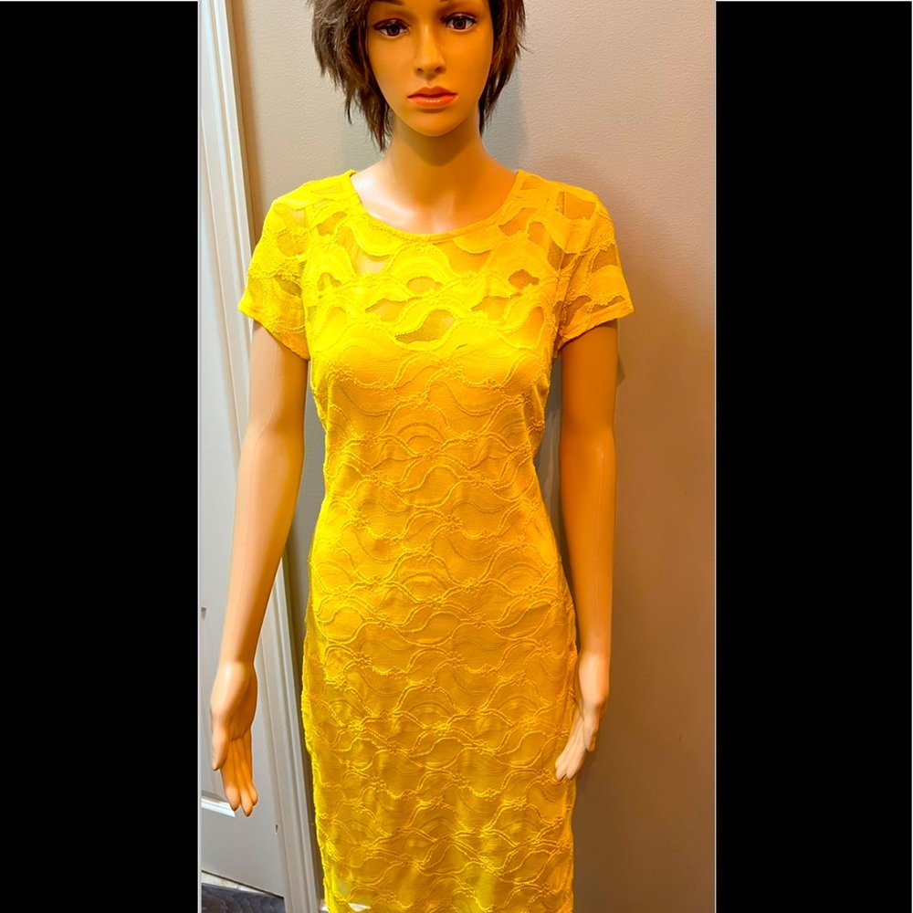 BEBE Yellow Lace Short-sleeve Dress with Built-in slip. SzL